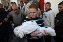 Un palestino lleva el cuerpo de su hijo de once meses, asesinado por los israelíes Un palestino lleva el cuerpo de su hijo de once meses, asesinado por los israelíes