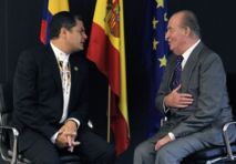 El presidente de Ecuador, Rafael Correa, a la izquierda, habla con el rey de España, Juan Carlos I