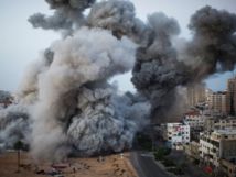 El humo de una bomba israelí, en Gaza. El humo de una bomba israelí, en Gaza.