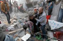 Un palestino lleva a un niño muerto por los bombardeos en Gaza Un palestino lleva a un niño muerto por los bombardeos en Gaza