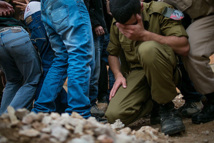 Un soldado israelí llora en el funeral de un soldado muerto