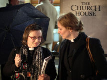 Dos mujeres, sacerdotes de la iglesia de Inglaterra Dos mujeres, sacerdotes de la iglesia de Inglaterra