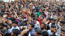 Miles de obreros de Bangladesh se manifiestan protestando por el incendio
