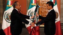 Felipe Calderón-a la izquierda-entrega el poder a Enrique Peña Nieto Felipe Calderón-a la izquierda-entrega el poder a Enrique Peña Nieto