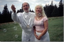 El fundador del movimiento, Claude Vorilhon, a la izquierda. El fundador del movimiento, Claude Vorilhon, a la izquierda.