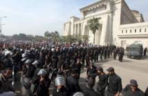 Policías protegiendo el tribunal constitucional en El Cairo.