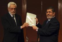 Mursi-a la derecha- entrega el texto del proyecto de constitución