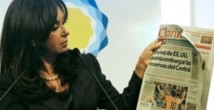 Cristina Fernández, con un ejemplar de Clarín en la mano