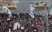 Miles de manifestantes ante las alambradas del ejército, en El Cairo Miles de manifestantes ante las alambradas del ejército, en El Cairo