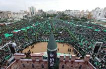 Miles de personas en el acto de celebración del 25 aniversario de la fundación de Hamas