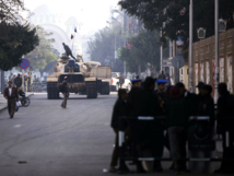 Mursi da poderes policiales al ejército hasta referéndum sobre la Constitución Mursi da poderes policiales al ejército hasta referéndum sobre la Constitución