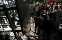Manifestantes contrarios al presidente Mursi intentan abrir la verja en una calle que lleva al palacio presidencial Manifestantes contrarios al presidente Mursi intentan abrir la verja en una calle que lleva al palacio presidencial