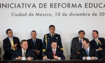 Enrique Peña Nieto, en el centro, durante la presentación del pacto por la educación