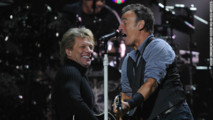 Jon Bon Jovi-izquierda-y Bruce Springsteen, durante el concierto