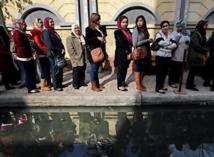 Mujeres egipcias haciendo cola para votar en el referéndum Mujeres egipcias haciendo cola para votar en el referéndum