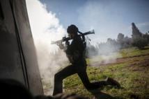 Un miembro del ejército sirio libre, luchando al norte de Alepo Un miembro del ejército sirio libre, luchando al norte de Alepo