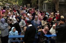 Mujeres egipcias hacen cola para votar Mujeres egipcias hacen cola para votar