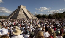 Miles de personas alrededor de la pirámide maya en Chichen Itzá