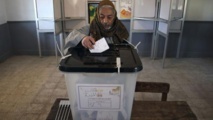 Un hombre votando Un hombre votando