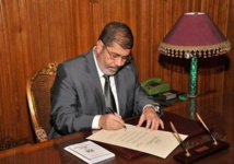 Mohamed Mursi firma el decreto de promulgación de la nueva constitución Mohamed Mursi firma el decreto de promulgación de la nueva constitución