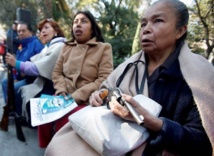Gente hace cola con sus armas Gente hace cola con sus armas