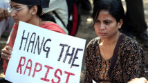 Manifestantes pidiendo la pena de muerte para los violadores, en Mumbai, India. Manifestantes pidiendo la pena de muerte para los violadores, en Mumbai, India.
