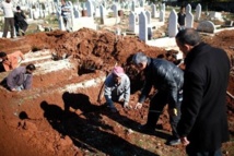 Algunos hombres excavan fosas para más víctimas al norte de Alepo, en Siria