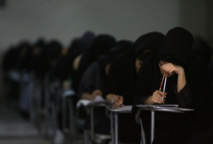 Estudiantes iraníes haciendo la prueba de la selectividad para el ingreso en la universidad