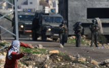 Un manifestante palestino lanza una piedra a los soldados israelíes en Kafar Kudum, en Palestina. Un manifestante palestino lanza una piedra a los soldados israelíes en Kafar Kudum, en Palestina.