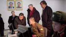 Eric Schmidt-izquierda- y Bill Richardson, en Corea. Eric Schmidt-izquierda- y Bill Richardson, en Corea.