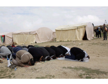 Palestinos rezan en el campamento de Bab asshams Palestinos rezan en el campamento de Bab asshams