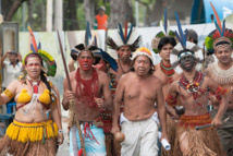 Indígenas protestando contra la destrucción del antiguo Museo del Indio