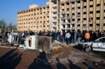 Civiles y policías sirios en el lugar de la explosión, en la Universidad de Alepo. Civiles y policías sirios en el lugar de la explosión, en la Universidad de Alepo.
