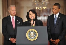 Sonia Sotomayor-centro-entre Biden y Obama