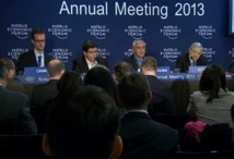 Pérez Molina,segundo por la derecha, en Davos