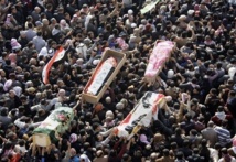 Manifestantes en el funeral multitudinario en Faluya, Irak Manifestantes en el funeral multitudinario en Faluya, Irak