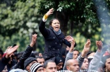 Manifestantes en Túnez protestando por el asesinato de Belaid Manifestantes en Túnez protestando por el asesinato de Belaid