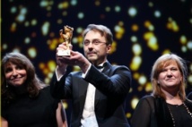 Calin Peter Netzer, con el oso de oro, en Berlín. Calin Peter Netzer, con el oso de oro, en Berlín.