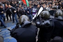 Manifestantes y policías en Bulgaria Manifestantes y policías en Bulgaria