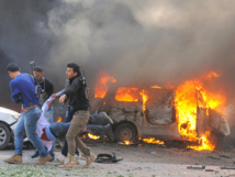 Algunas personas se llevan a los heridos del lugar de la explosión Algunas personas se llevan a los heridos del lugar de la explosión