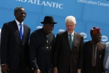 El presidente de Nigeria, Goodluck Jonathan-segundo por la izquierda-y Bill Clinton-segundo por la derecha-. El presidente de Nigeria, Goodluck Jonathan-segundo por la izquierda-y Bill Clinton-segundo por la derecha-.