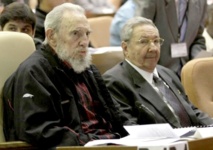Fidel Castro-izquierda-y su hermano Raúl Fidel Castro-izquierda-y su hermano Raúl