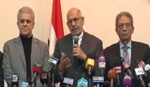 Muhammad Al Baradai-centro-y Amr Musa-derecha-,representantes del Frente de Salvación Nacional