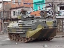 Un tanque en una calle de la favela.