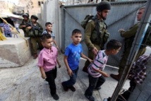 Niños palestinos detenidos por soldados israelíes. Niños palestinos detenidos por soldados israelíes.