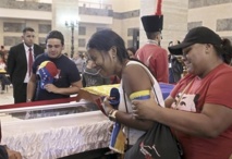 Una venezolana llora a Chávez Una venezolana llora a Chávez