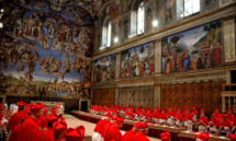 Los cardenales, reunidos en la capilla sixtina. Los cardenales, reunidos en la capilla sixtina.
