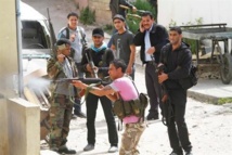 Milicianos disparando en el campo de refugiados palestinos de Sidón.