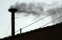 El humo negro sale por la chimenea El humo negro sale por la chimenea