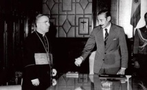El entonces arzobispo Jorge Bergoglio-izquierda-y el dictador Jorge Videla.